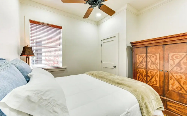 Charming Louisiana Getaway w/ Furnished Balcony!