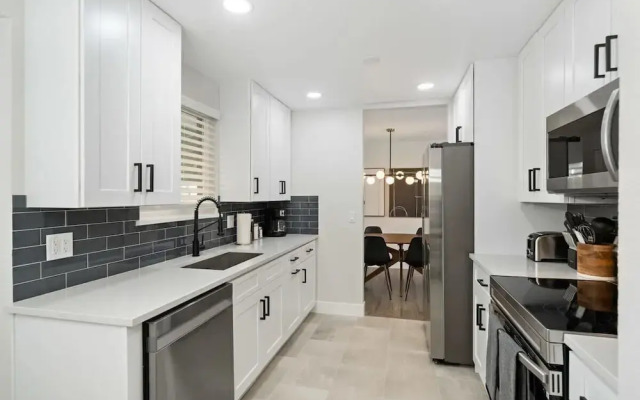 @ Marbella - Modern 4-br Retreat Chef's Kitchen