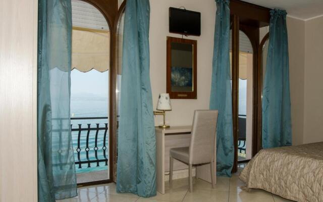 La Vista Postcard Hotel