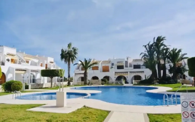 2-bed Apartment 10 min Drive to the Beach!