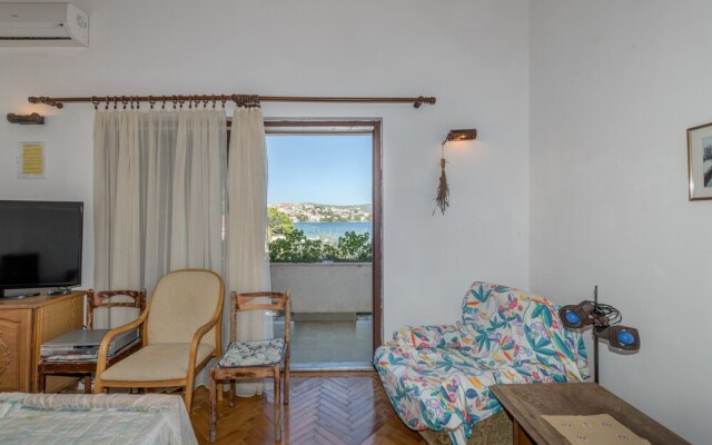 Beachfront apt at Exclusive Location Near Center
