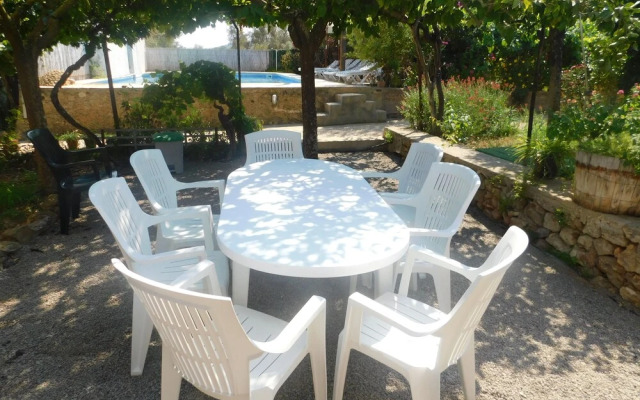 Spacious Villa Ideal Families and Groups