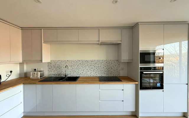 Stunning Townhouse: Your Spacious Retreat for 8