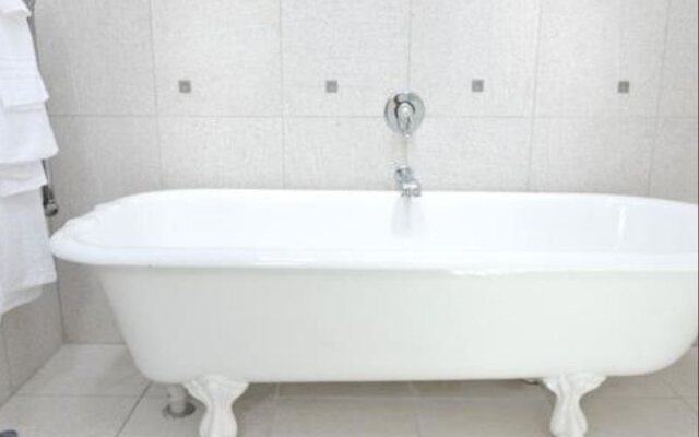 970 Lonely Bay Lodge