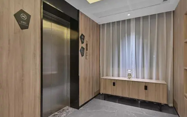 Happy Aile Hotel (Hezhou Lingfeng Square)