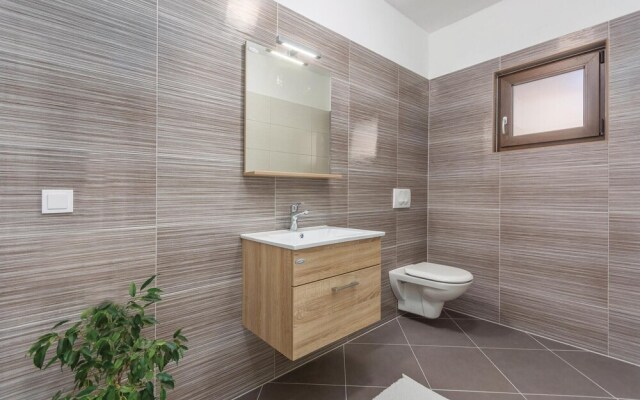 Beautiful Home in Katun With Wifi and 3 Bedrooms