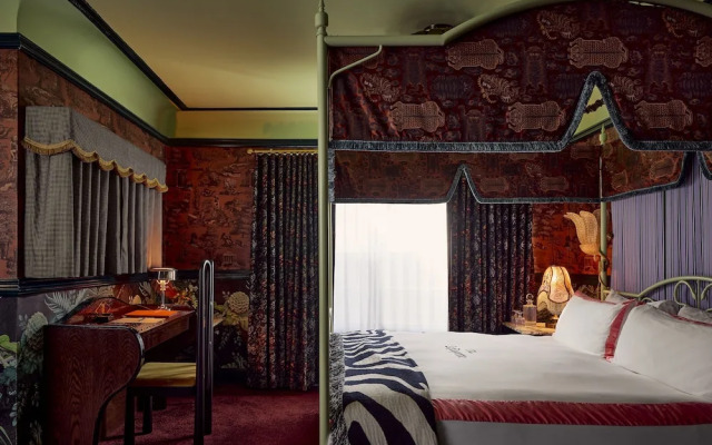 Lafayette Hotel & Club