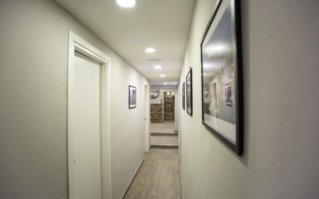 Re Carlo Rooms