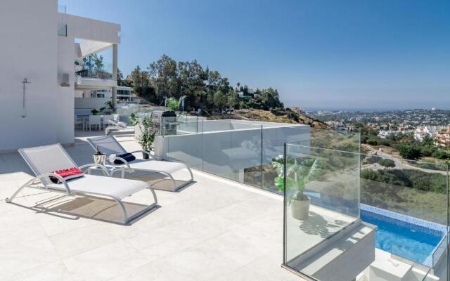 LMR1- Modern penthouse, private pool, families only