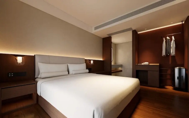 Red Wall Hotel