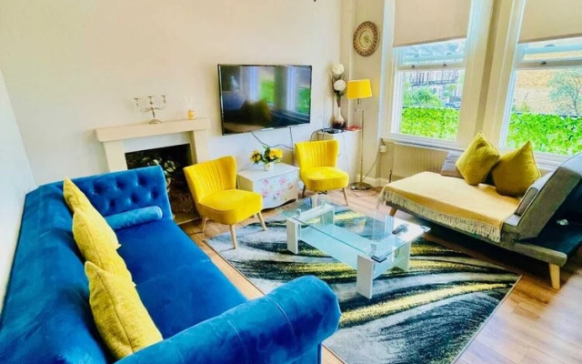 Modern 2 bed Flat, West Kensington, Sleeps 4