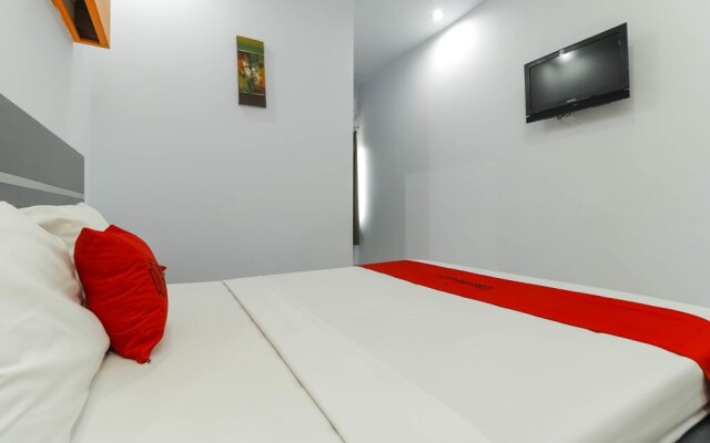 RedDoorz near Manado Town Square