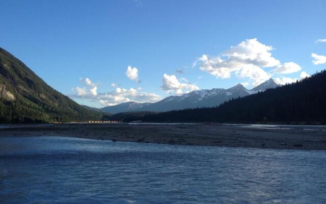 Canadian Rockies Inn