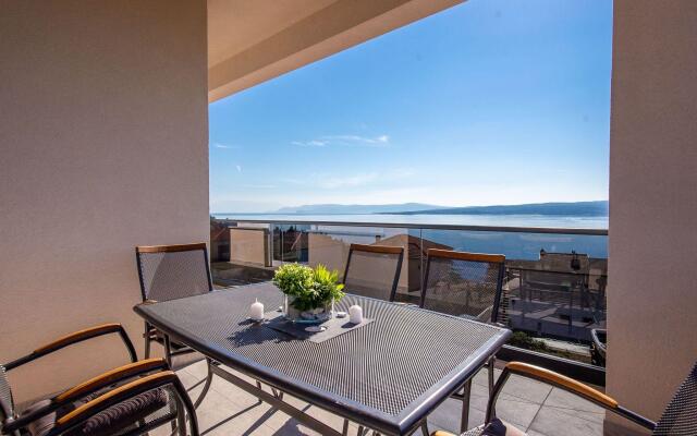 Spacious Apartment With Swimming Pool and Jacuzzi, Sea View