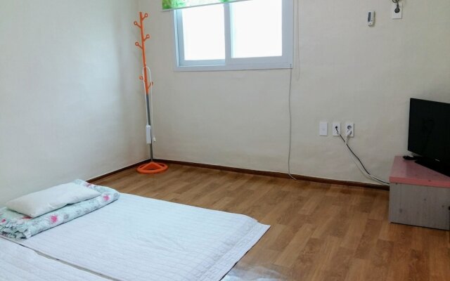Happy Tour Guesthouse - Hostel