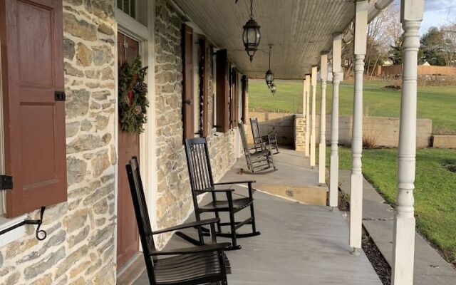 The Avenue Guesthouse and Gallery