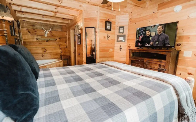 Elk Feathers 2 Bedroom Cabin by RedAwning
