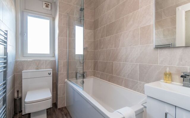 Silver Lining Charming Meadowbank Flat