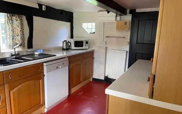 Cottage-fireplace-garden-petsok-3br-parking