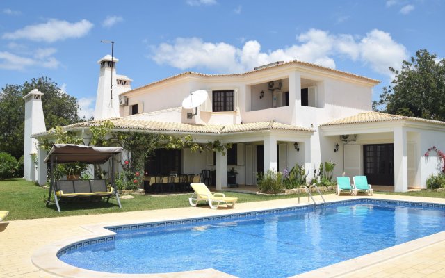 Luxurious Villa in Ferreiras with Private Swimming Pool