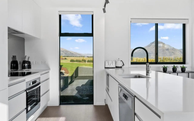 A Remarkable Stay - Jack's Point Holiday Home