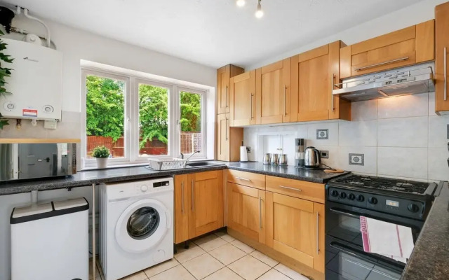 Sharp Close 4 Bedroom 2 Bath - Aylesbury