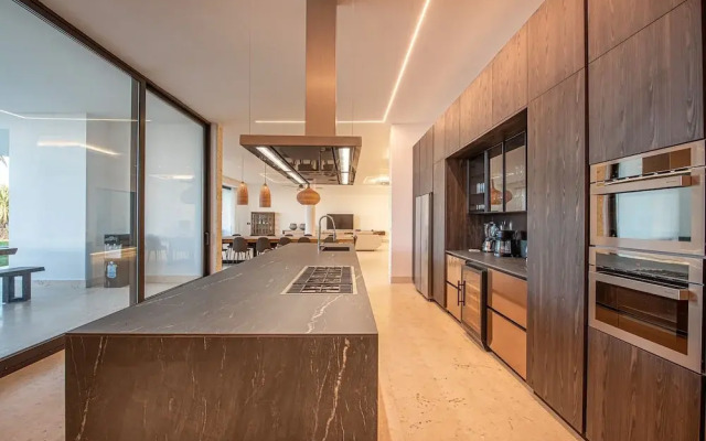 7-br Luxury Beachfront Paradise With Ocean Views