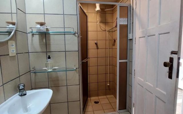 SUITE com BANHEIRO PRIVATIVO e QUARTO DUPLO