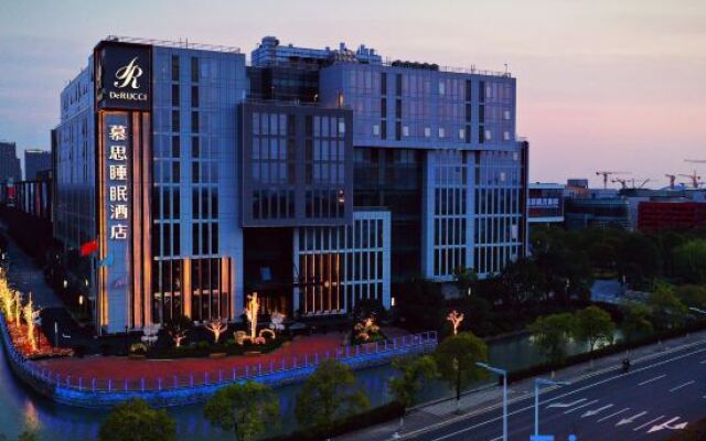 DeRUCCI Hotel(Shanghai Hongqiao Jiasong Middle Road Subway Station Store)