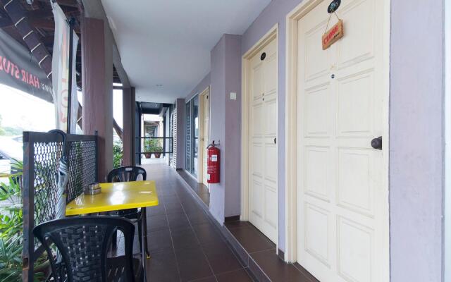 OYO 415 Straits Settlement Inn