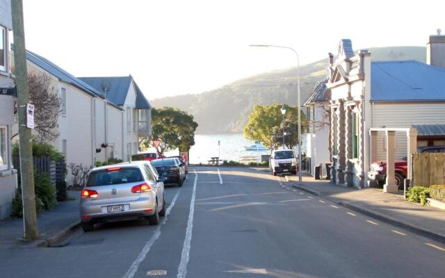 Les Troupes Apartments