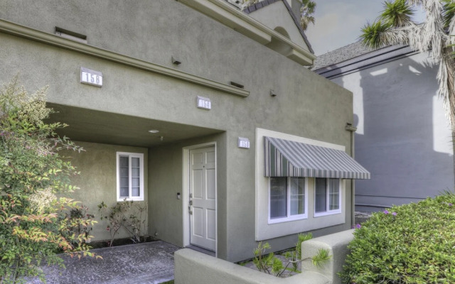 150 Ocean View 2 Bedroom Condo by Redawning