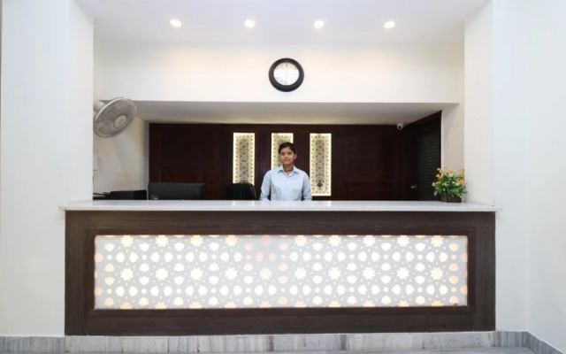 The Central Palm Hotel by OYO Rooms