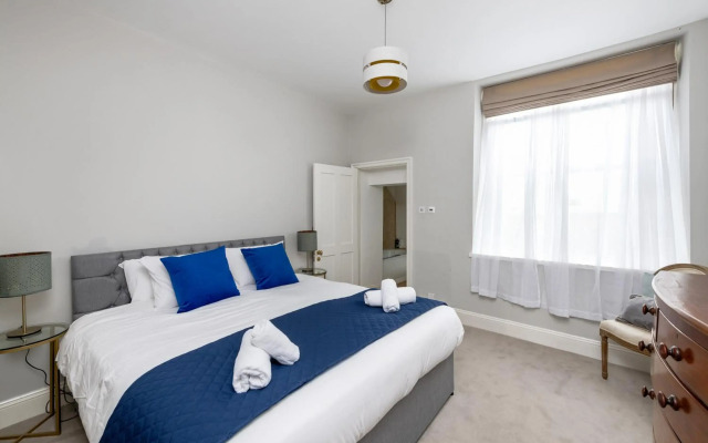 Georgian 3 Bed 3 Bath Central Apartment & Parking