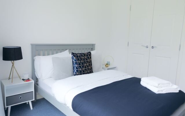 Central Apartment With Free Parking - By Doze