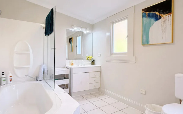 StayAU 2BR Home w/ Stunning Views in Tasmania