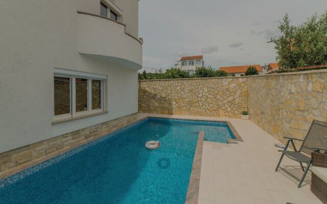Spacious Villa in Maslenica with Swimming Pool