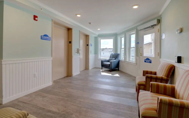 Waves Oceanfront Resort