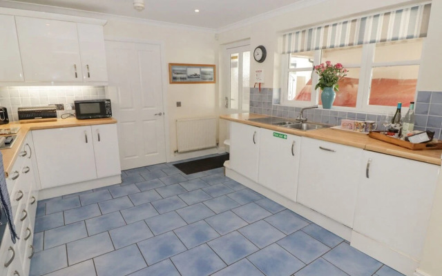 3 Strawberry Close