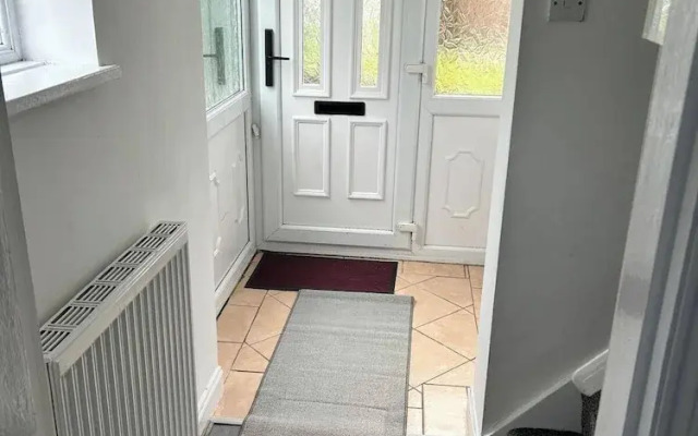 Cosy 3-bed Retreat - Garden, Parking & Bbq