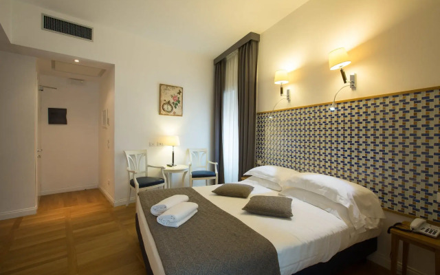 Floris Hotel