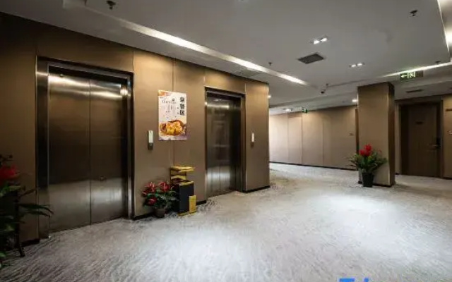Shanghai Xingxin Holiday Hotel (Zhouhai Road Subway Station)