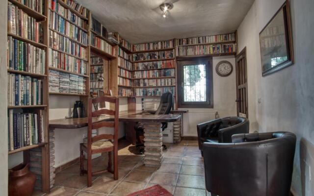 Luxury 4-bedroom villa, private pool and outhouse