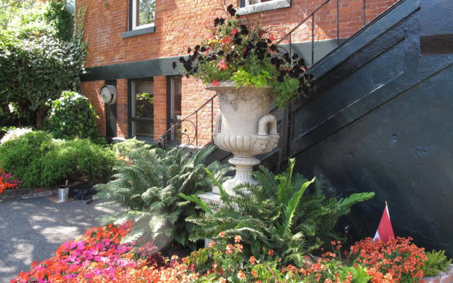 James Bay Inn Hotel & Suites
