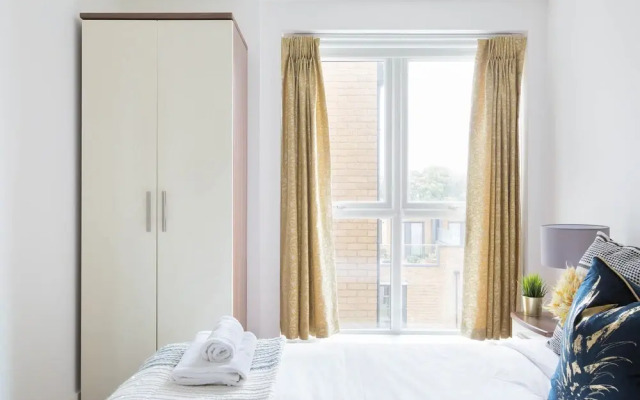 Sophisticated 2 Bed Flat with Balcony in Acton