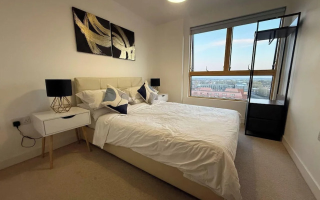 2BR Apartment - Sleeps 4 - Free Parking - Reading