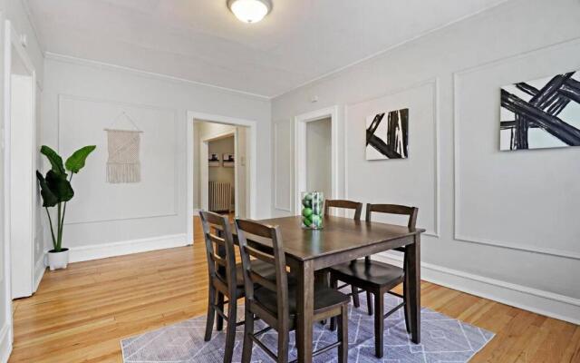 Simple and Roomy 1BR Apt in Evanston