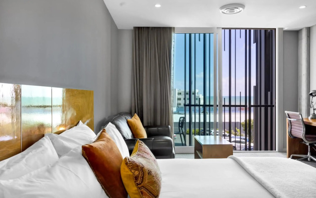 King and Queen Hotel Suites