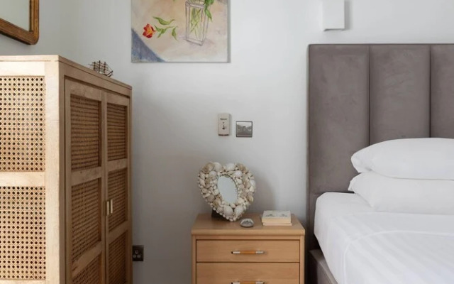 West Heath Road by Onefinestay