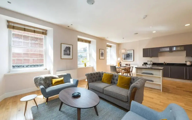 JOIVY 5-star Luxurious George Street Apartment